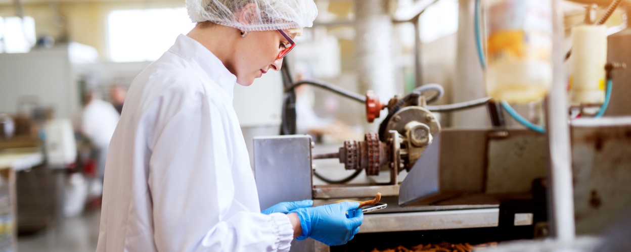 Mujer con bata blanca investigando en un laboratorio