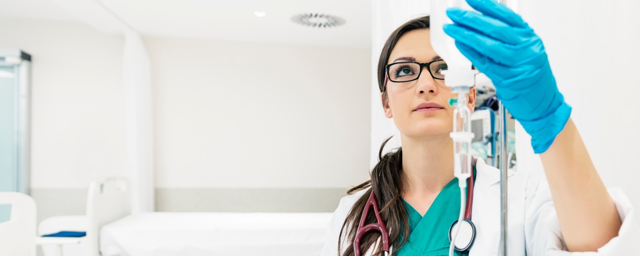 Un empleado del hospital pone un gotero Un empleado del hospital pone un gotero